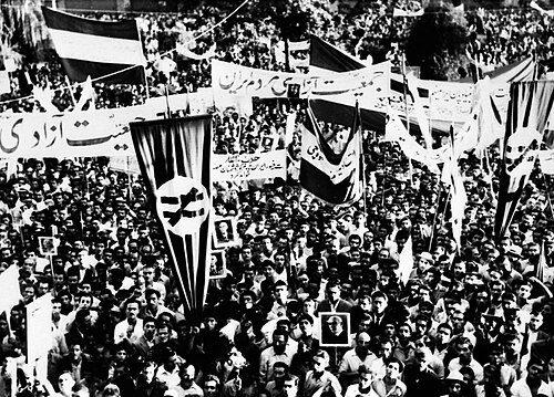 1953年8月，德黑兰街头爆发大规模抗议，支持摩萨台的民众与政变势力对峙