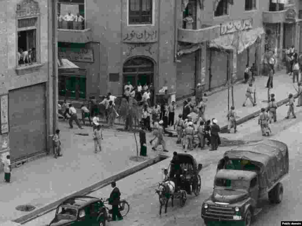 1953年伊朗政变现场，CIA支持的势力控制了德黑兰街头