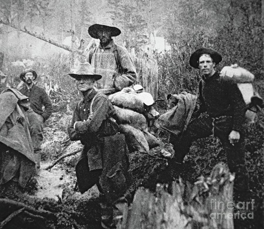 大批淘金者向育空地区进发，翻越险峻山口