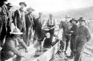 1890年代克朗代克淘金热时期，矿工们在育空河中淘金