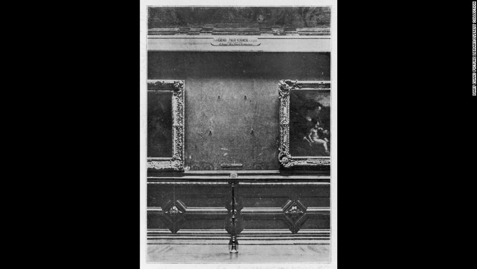 1911年蒙娜丽莎被盗后，卢浮宫展厅墙上留下的空白处，吸引了大批参观者前来凭吊